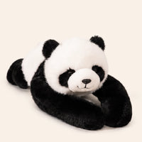 Peluche panda noir et blanc, vue de face sur fond ivoire