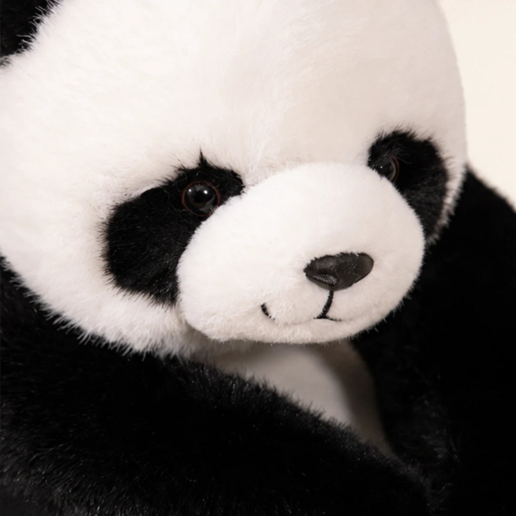 Gros plan sur le visage et la texture de la peluche panda