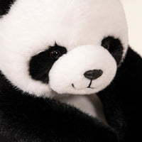Gros plan sur le visage et la texture de la peluche panda