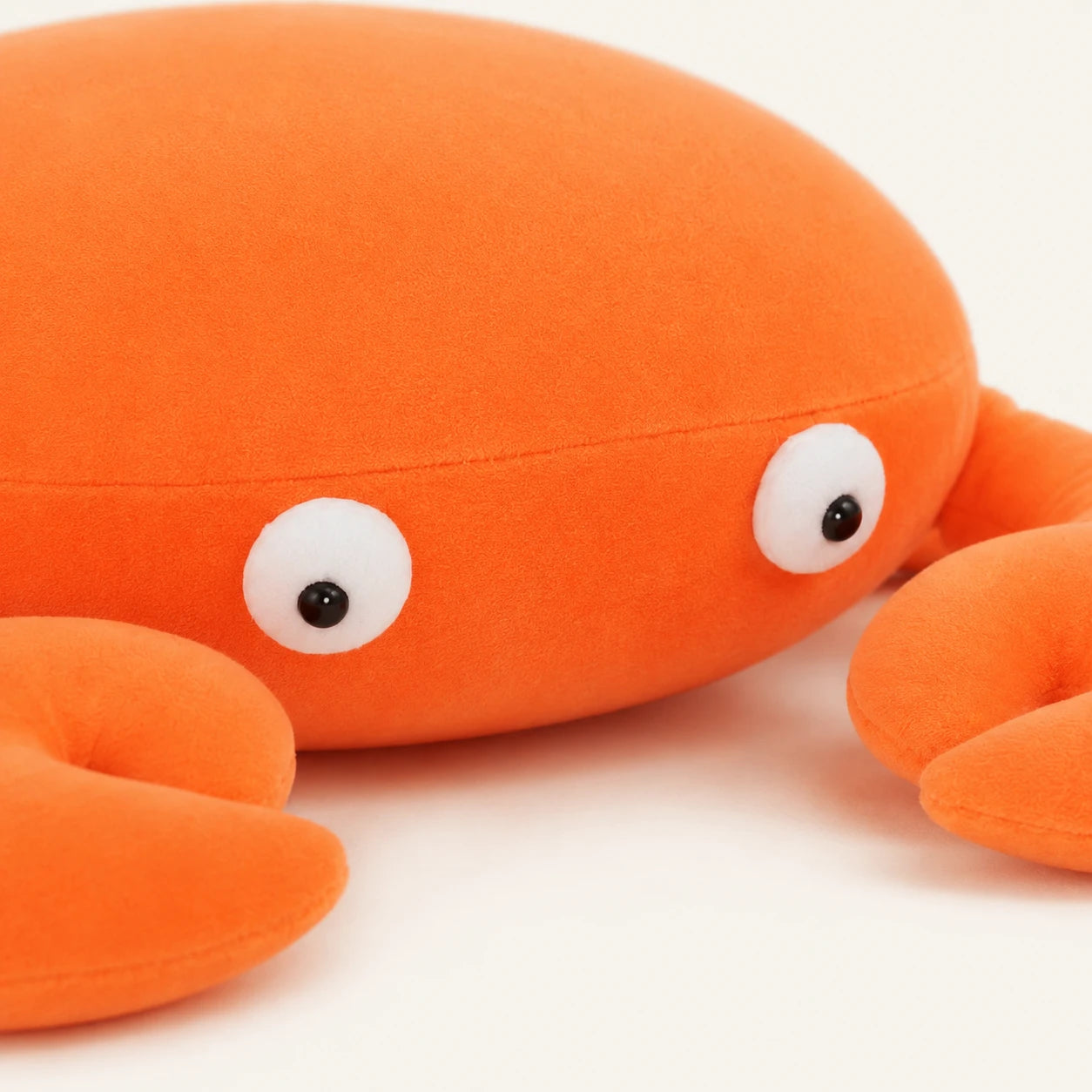 Coussin peluche crabe orange - détail