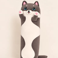 Peluche longue chat gris et blanc, vue de face sur fond ivoire