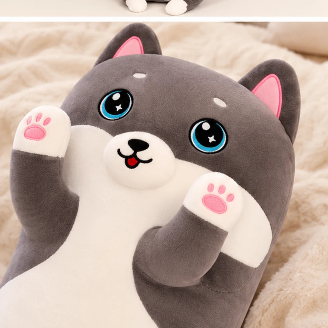 Gros plan sur le visage et la texture de la peluche longue chat
