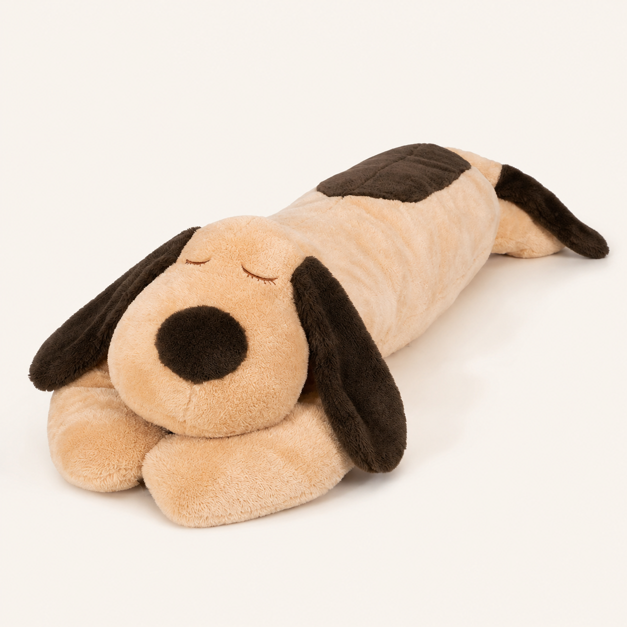 Peluche chien allongé beige et brun, vue principale sur fond ivoire