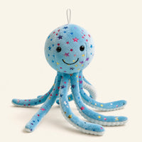 Peluche pieuvre bleue à étoiles, vue de face, fond ivoire