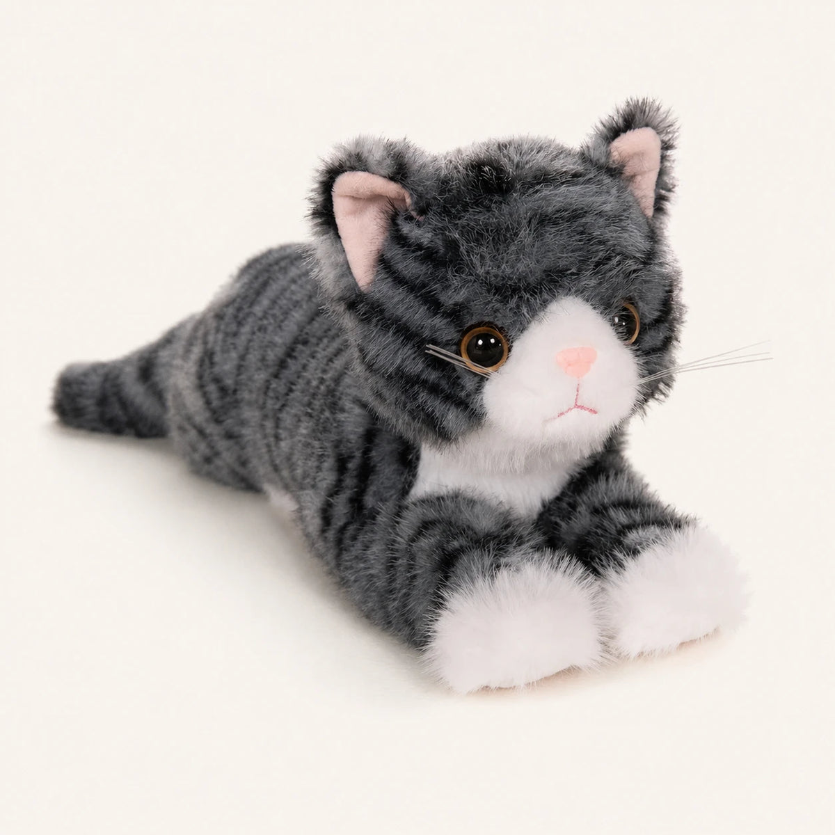 Peluche chat gris tigré réaliste, vue principale, fond ivoire