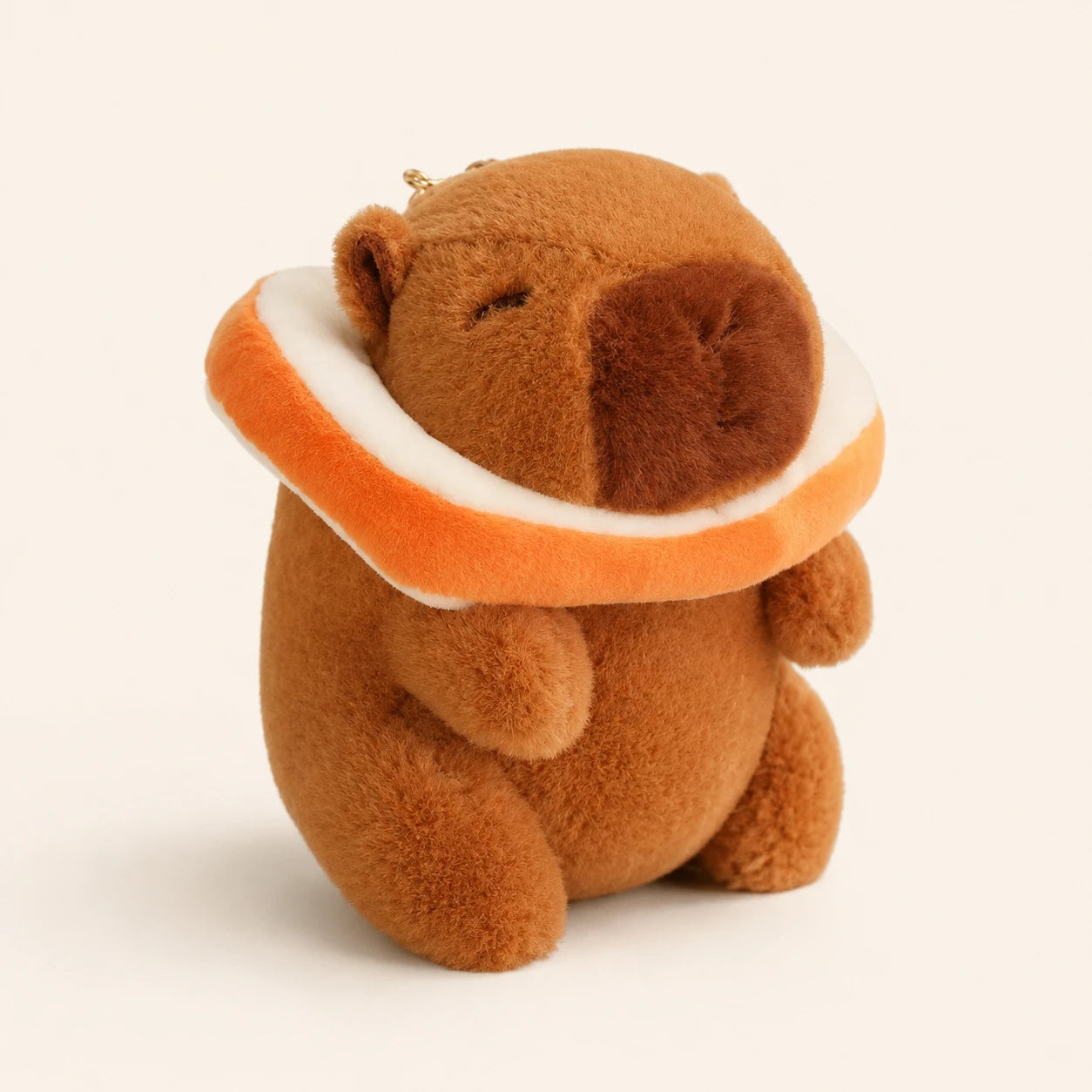 Peluche capybara avec bouée orange, vue de face - Royaume Peluche