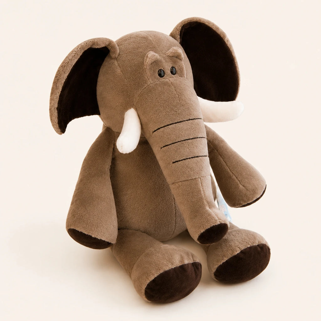 Peluche éléphant grise vue de trois-quarts sur fond ivoire