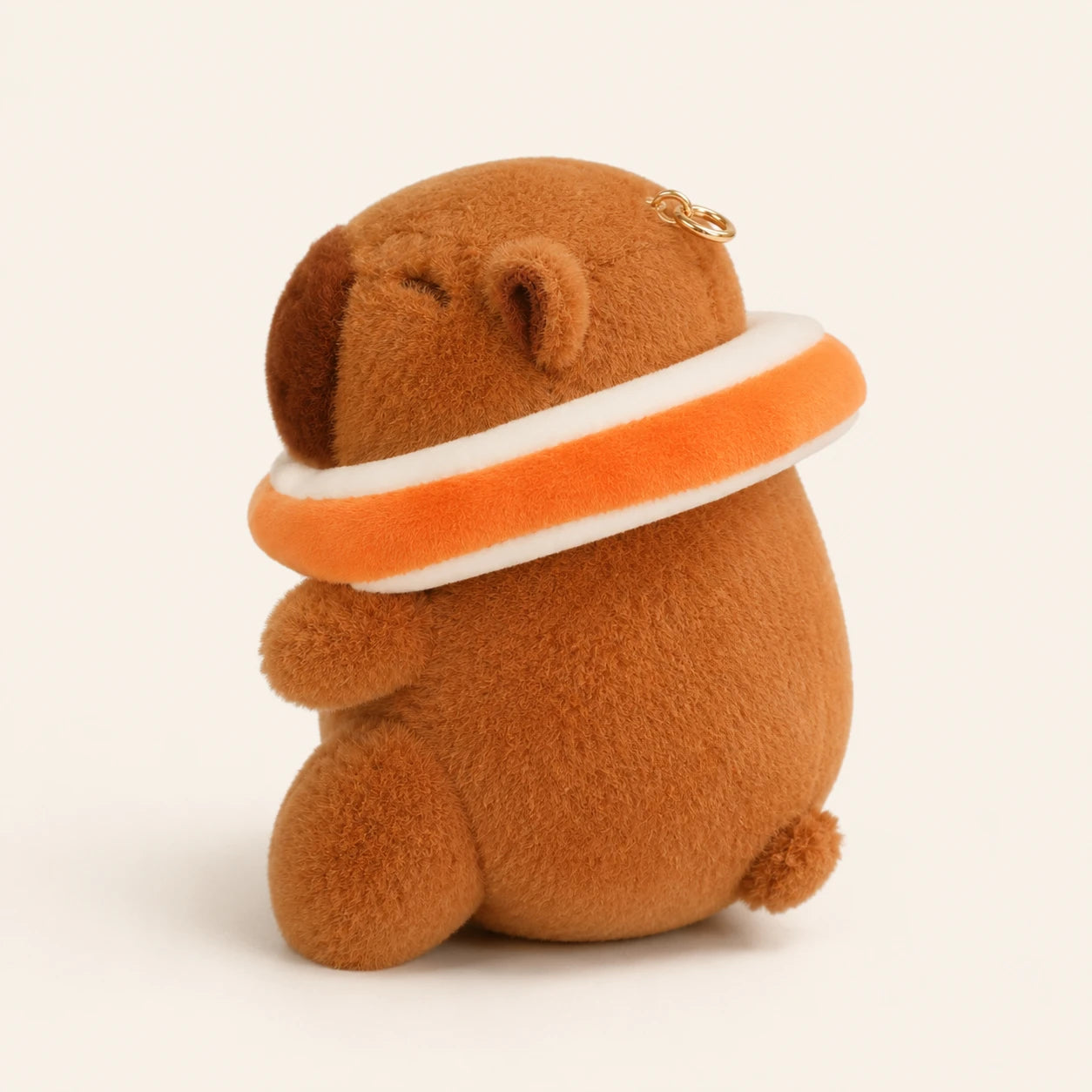 Peluche capybara bouée orange, vue de profil - Royaume Peluche