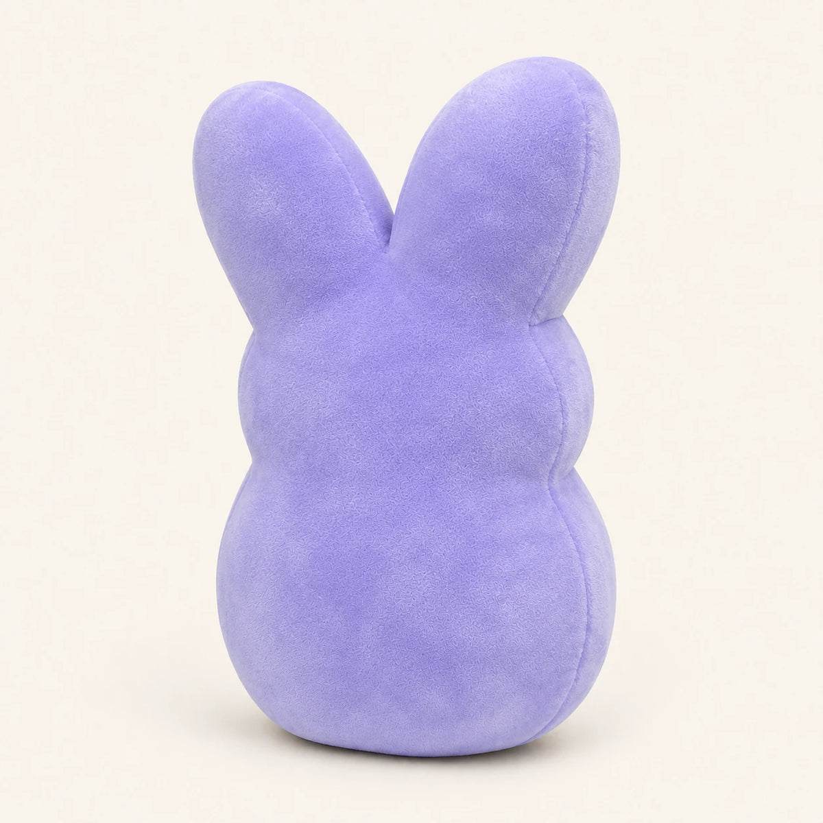 Peluche lapin de Pâques violet, vue de dos, fond ivoire