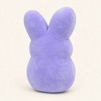 Peluche lapin de Pâques violet, vue de dos, fond ivoire