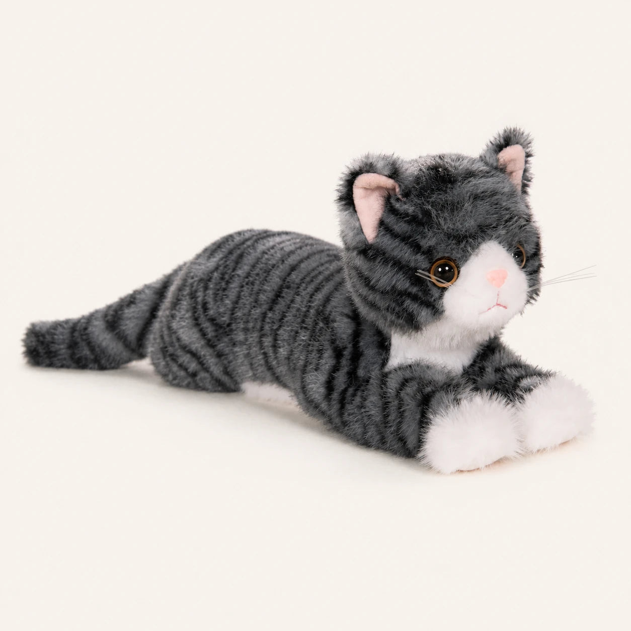 Peluche chat gris tigré vue de côté, fond ivoire