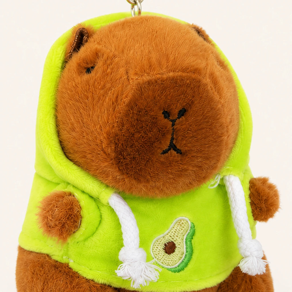 Gros plan visage et broderie avocat de la peluche capybara