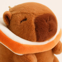 Gros plan du visage de la peluche capybara à bouée - Royaume Peluche
