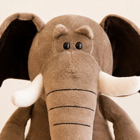 Gros plan sur le visage et la trompe de la peluche éléphant