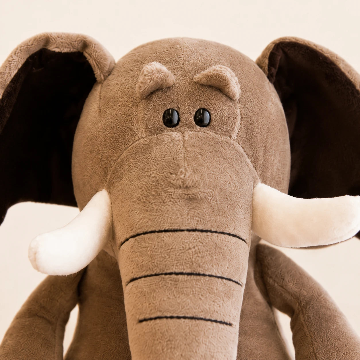 Gros plan sur le visage et la trompe de la peluche éléphant