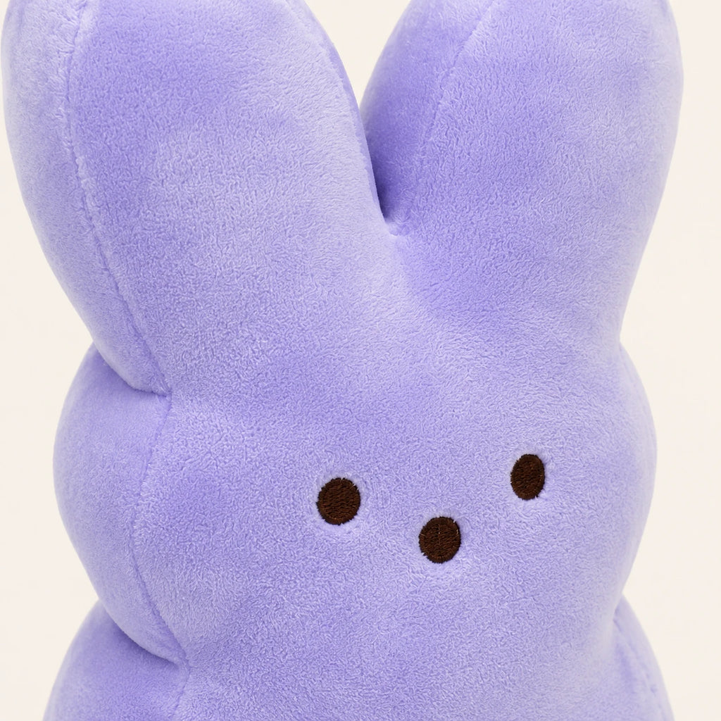 Peluche lapin de Pâques violet, gros plan sur la texture et le visage