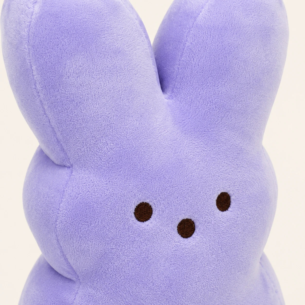 Peluche lapin de Pâques violet, gros plan sur la texture et le visage