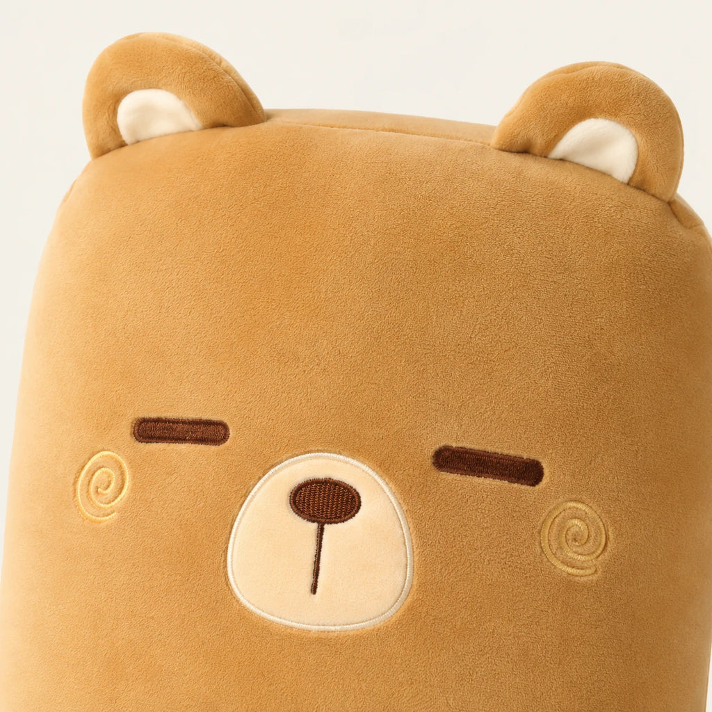 Gros plan sur le visage brode du coussin peluche ours
