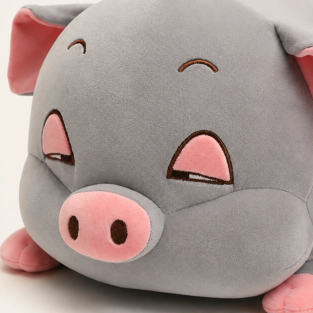 Peluche cochon dodu gris, gros plan sur le visage et la texture