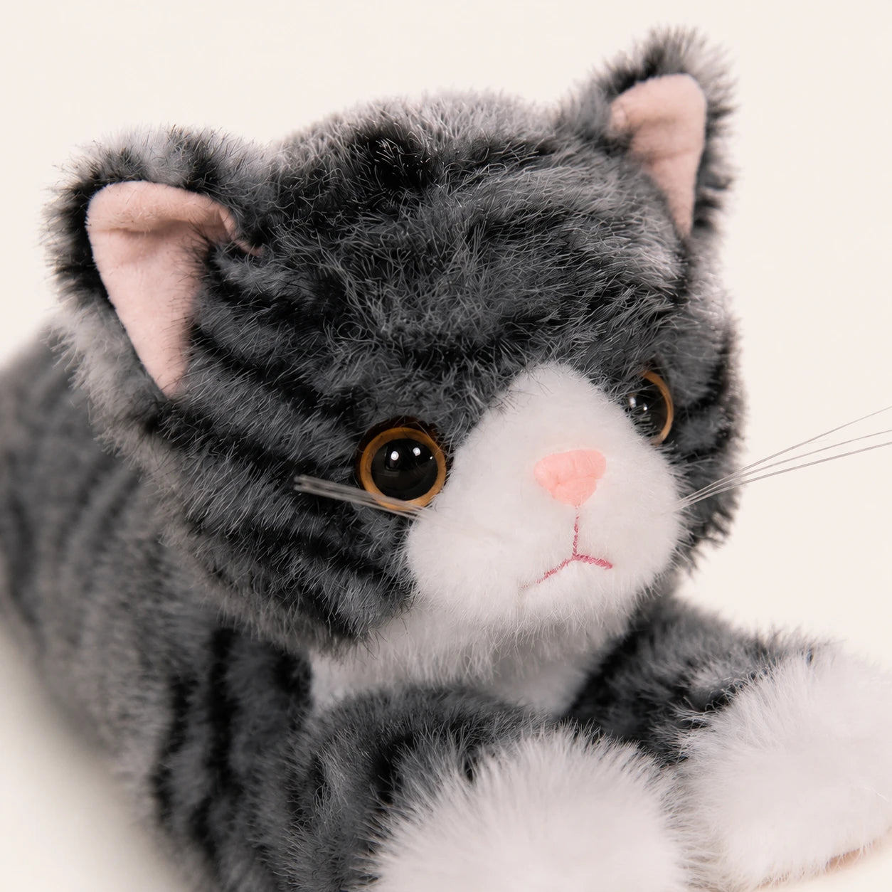 Gros plan du visage de la peluche chat gris tigré