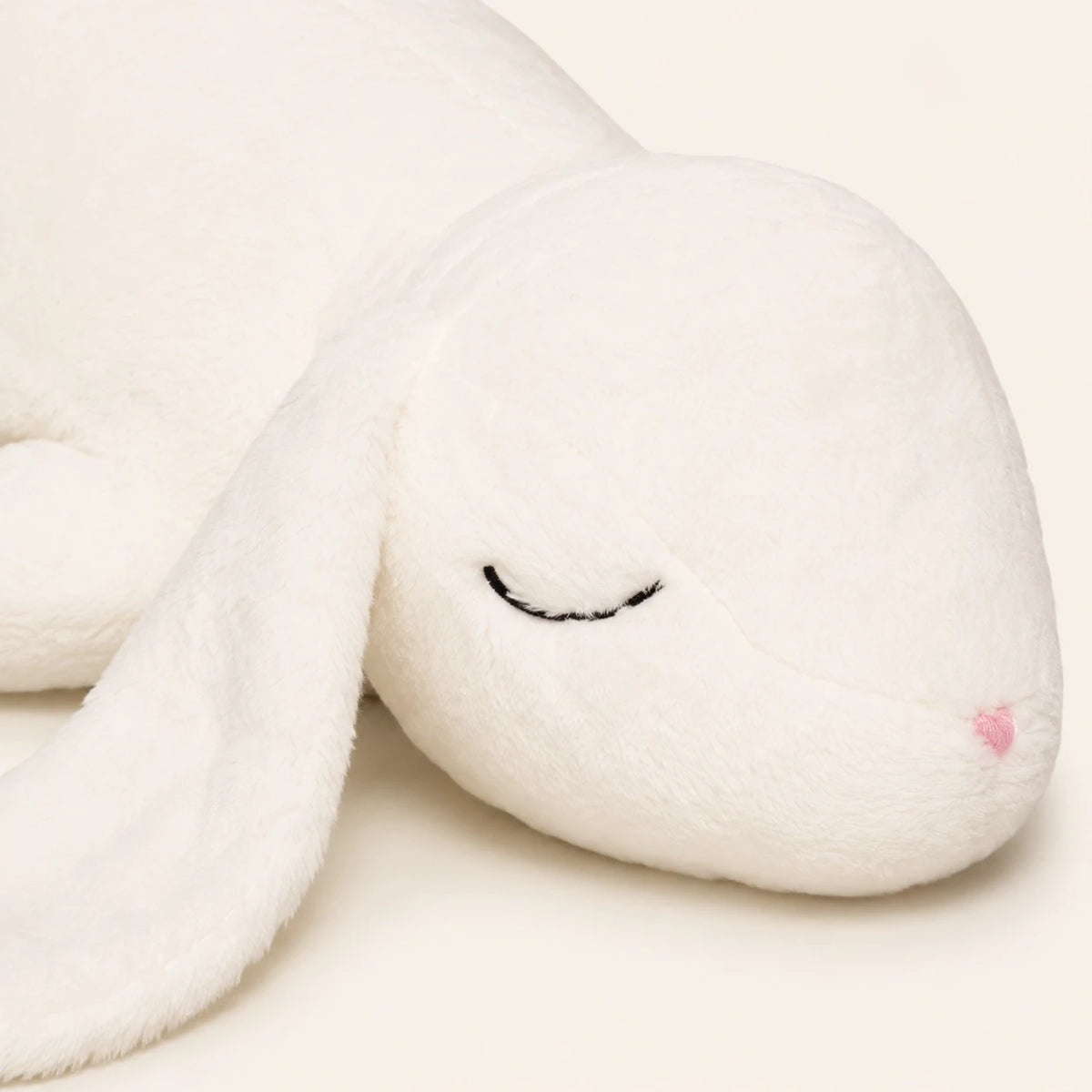Peluche lapin géant blanc, détail du visage