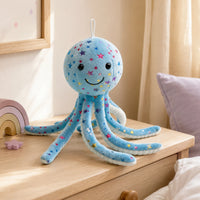 Peluche pieuvre bleue posée sur une commode dans une chambre