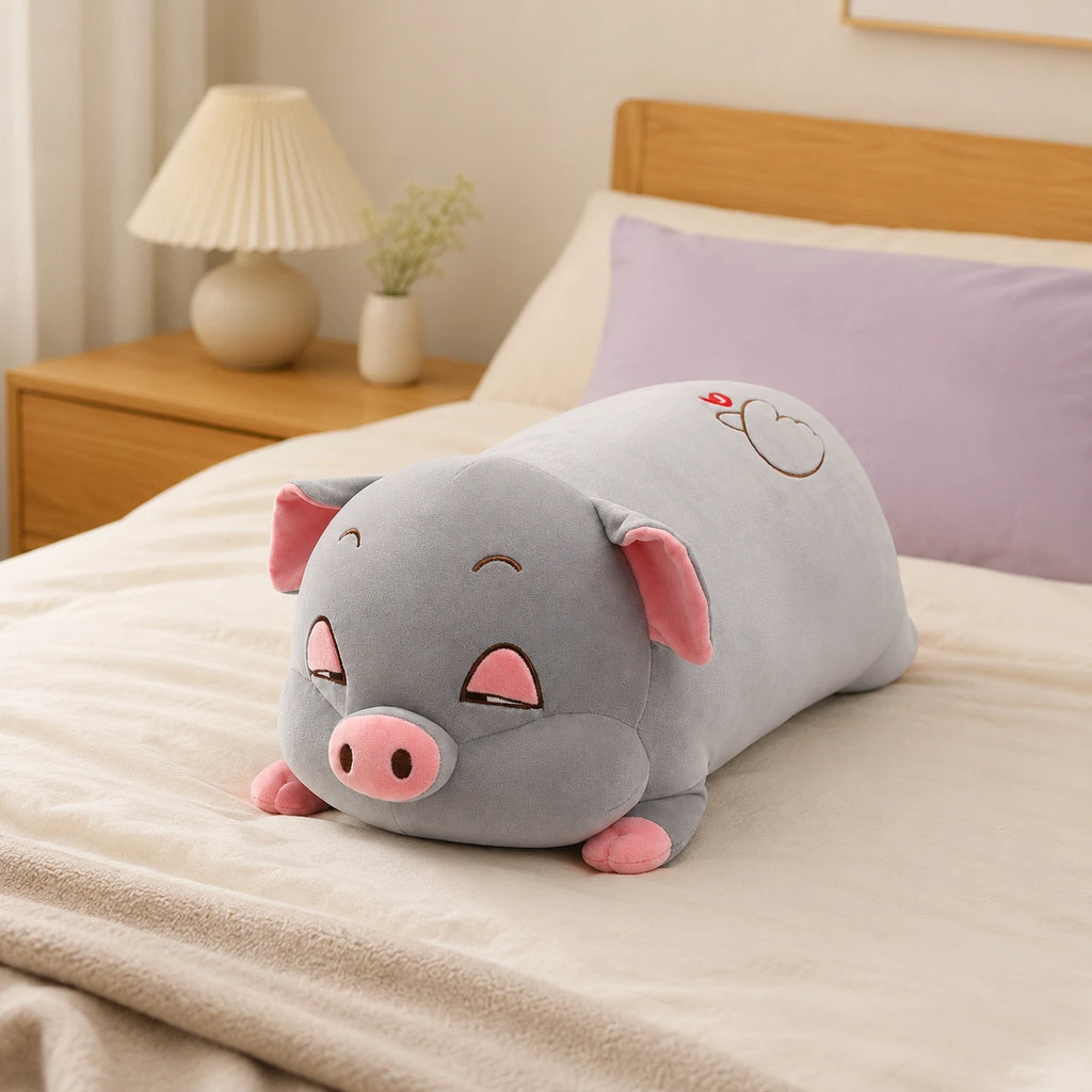 Peluche cochon dodu gris posee sur un lit douillet, mise en situation