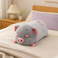 Peluche cochon dodu gris posee sur un lit douillet, mise en situation