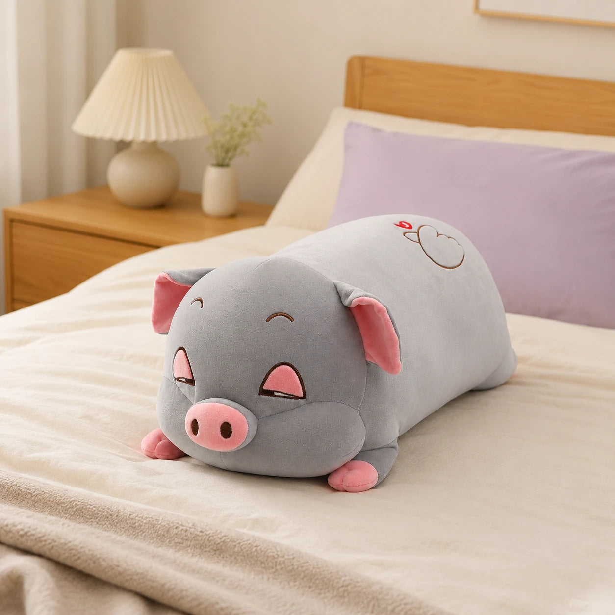 Peluche cochon dodu gris posee sur un lit douillet, mise en situation