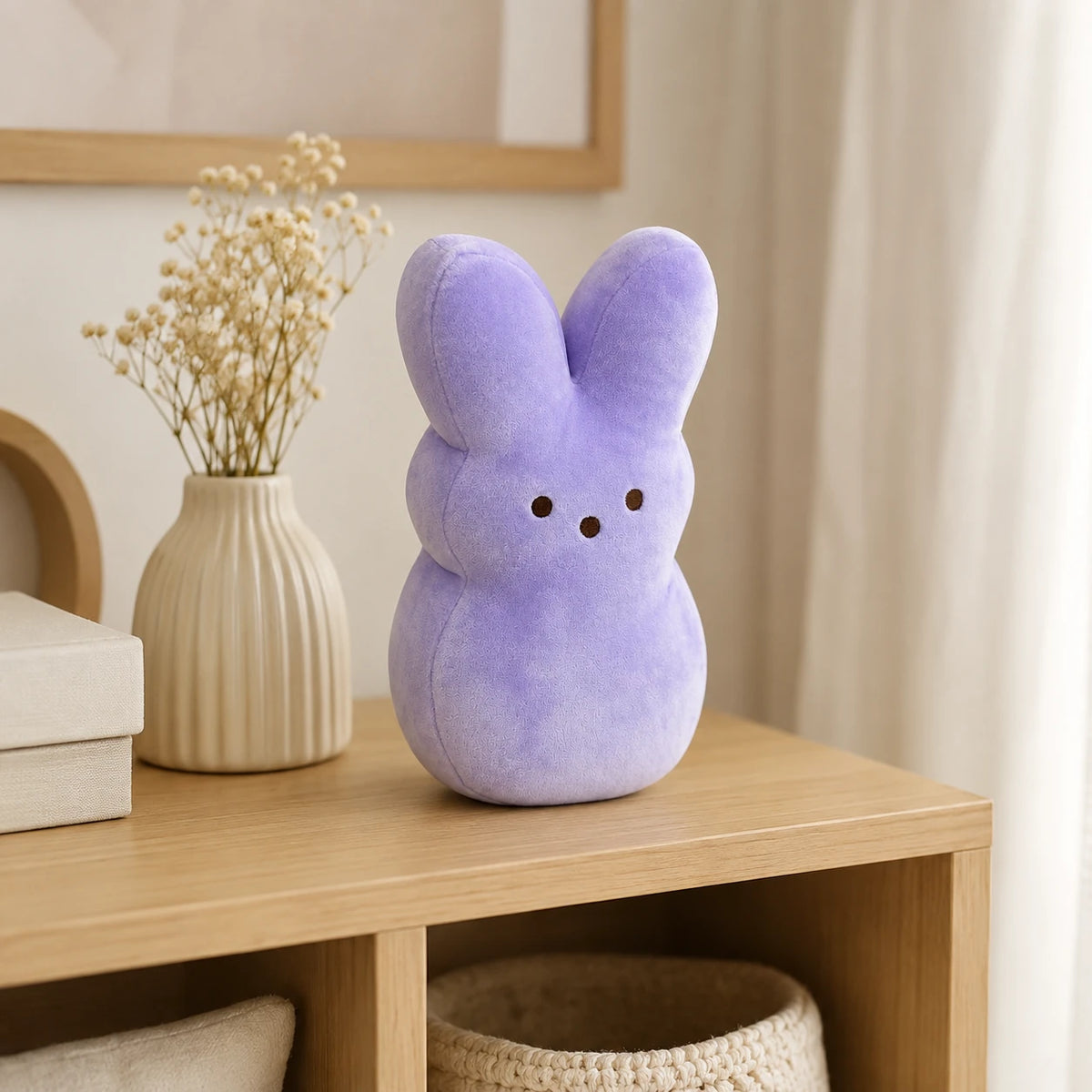 Peluche lapin de Pâques violet en situation dans un intérieur cosy