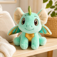 Peluche dragon posée sur une étagère en bois dans une ambiance douce et cosy
