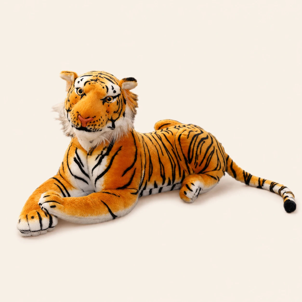 Grande peluche tigre brun réaliste allongée, fond beige ivoire