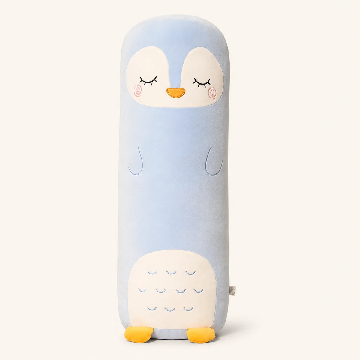 Coussin long peluche pingouin bleu, vue principale sur fond ivoire
