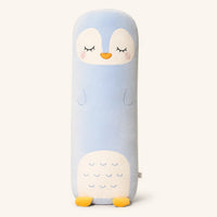 Coussin long peluche pingouin bleu, vue principale sur fond ivoire