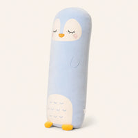 Coussin long peluche pingouin vu de trois-quarts sur fond ivoire