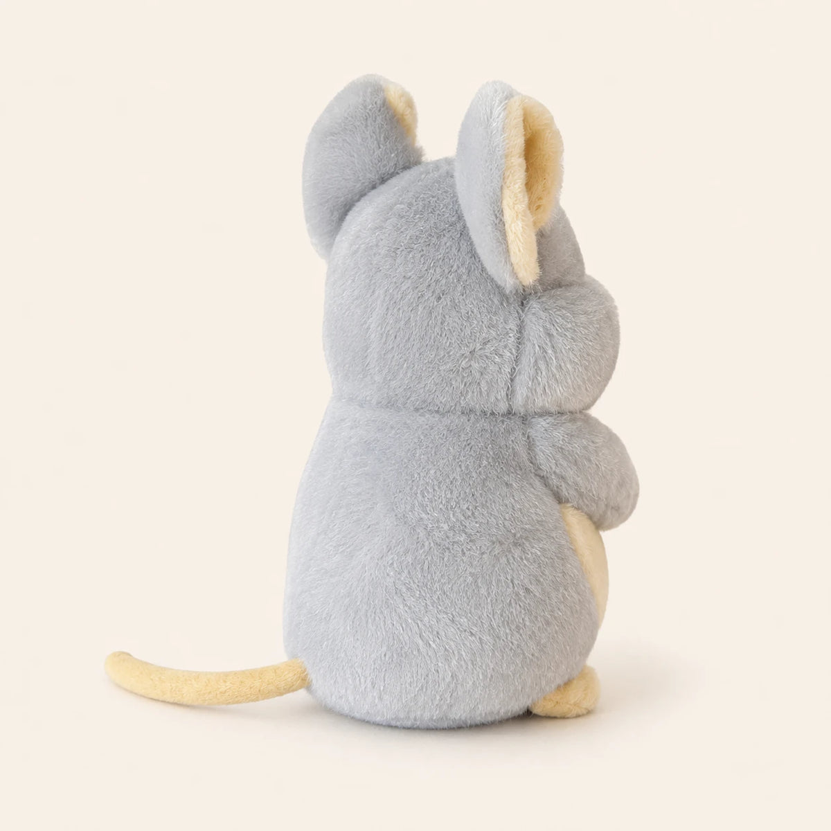 Peluche souris vue de dos montrant la longue queue