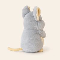 Peluche souris vue de dos montrant la longue queue