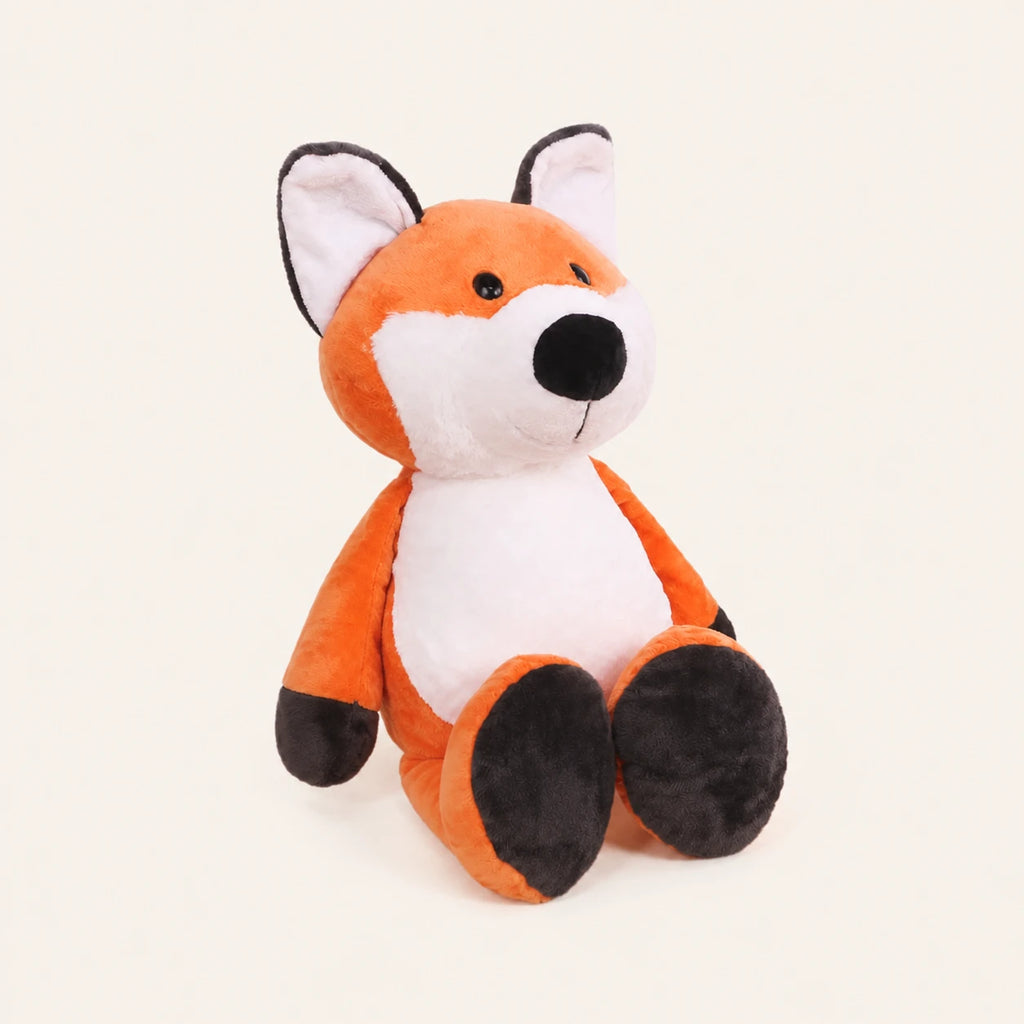 Peluche renard vue de trois-quarts sur fond ivoire