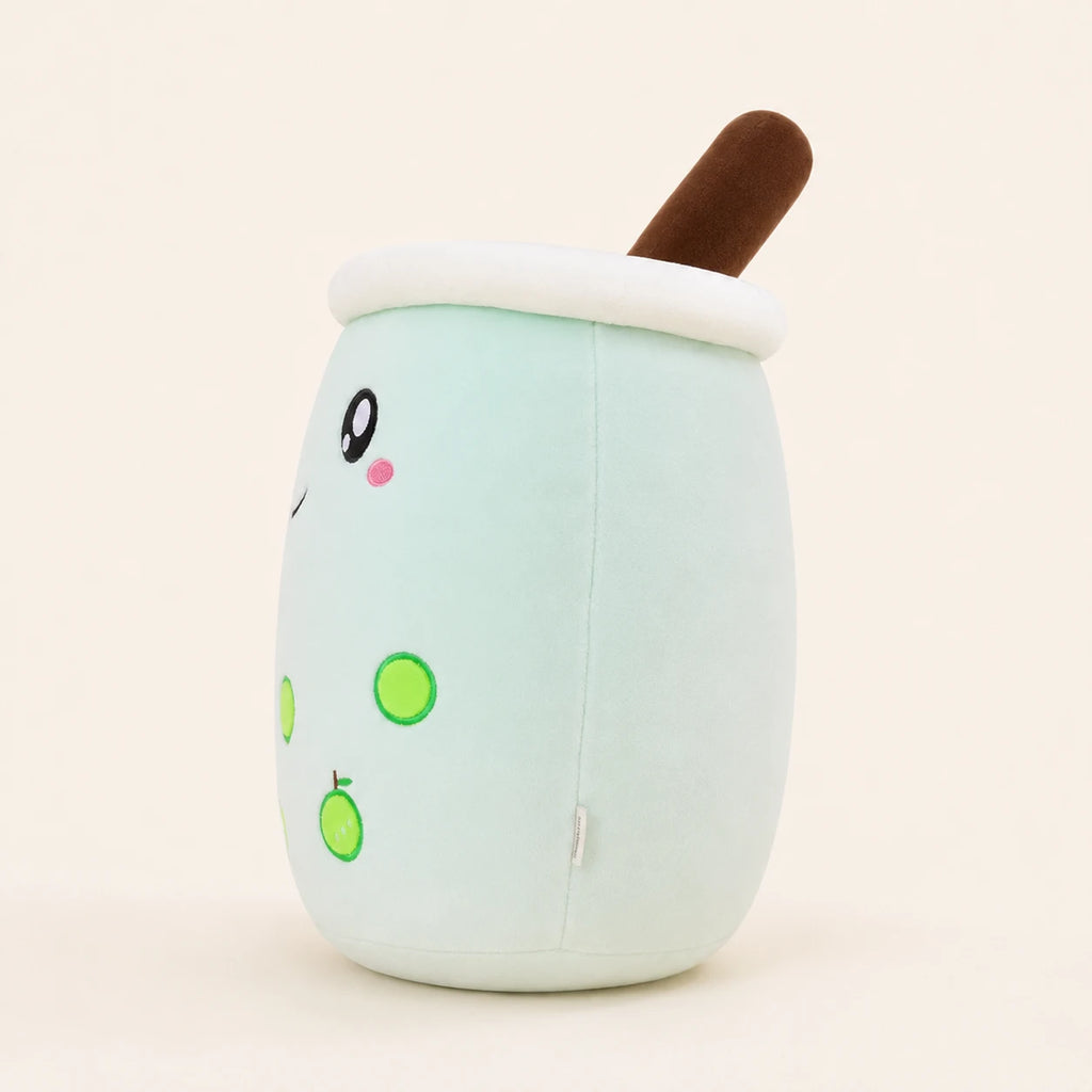 Peluche bubble tea vert pomme vue de trois-quarts, fond ivoire