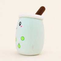 Peluche bubble tea vert pomme vue de trois-quarts, fond ivoire