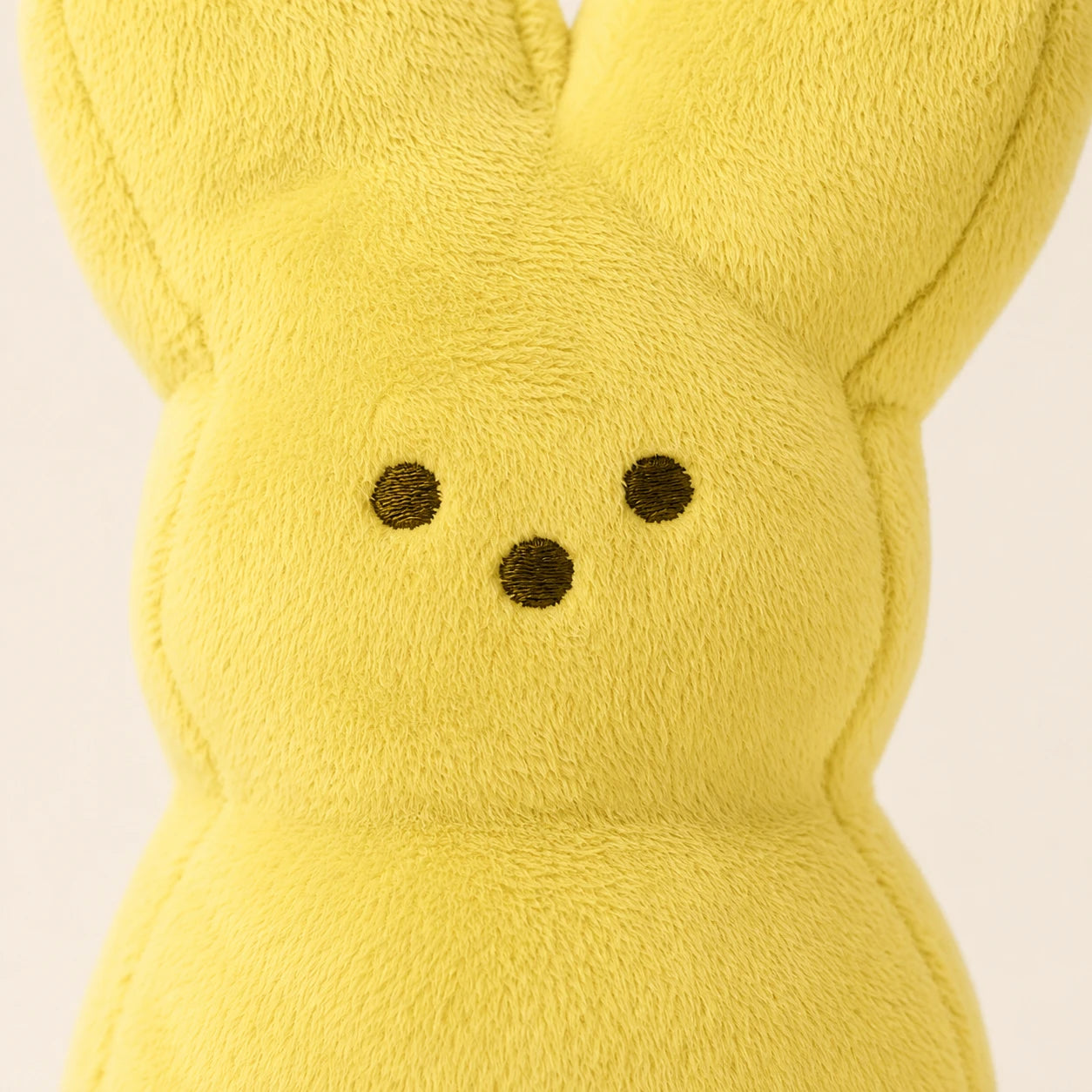 Peluche lapin peeps jaune, détail du visage