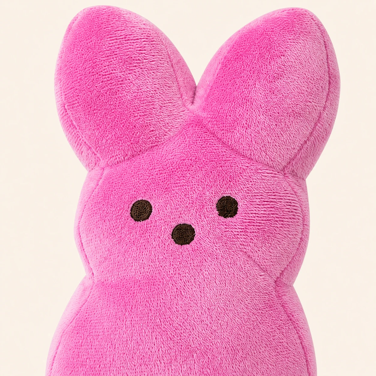 Peluche lapin de Pâques rose, gros plan sur la texture et le visage