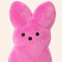 Peluche lapin de Pâques rose, gros plan sur la texture et le visage