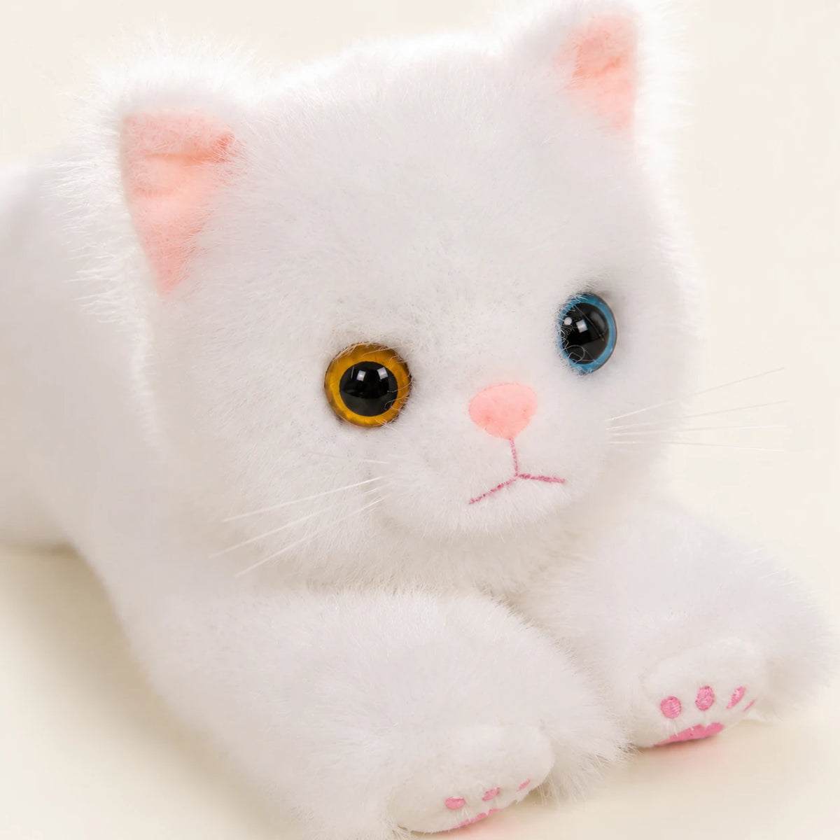 Peluche chat réaliste yeux vairons - détail visage