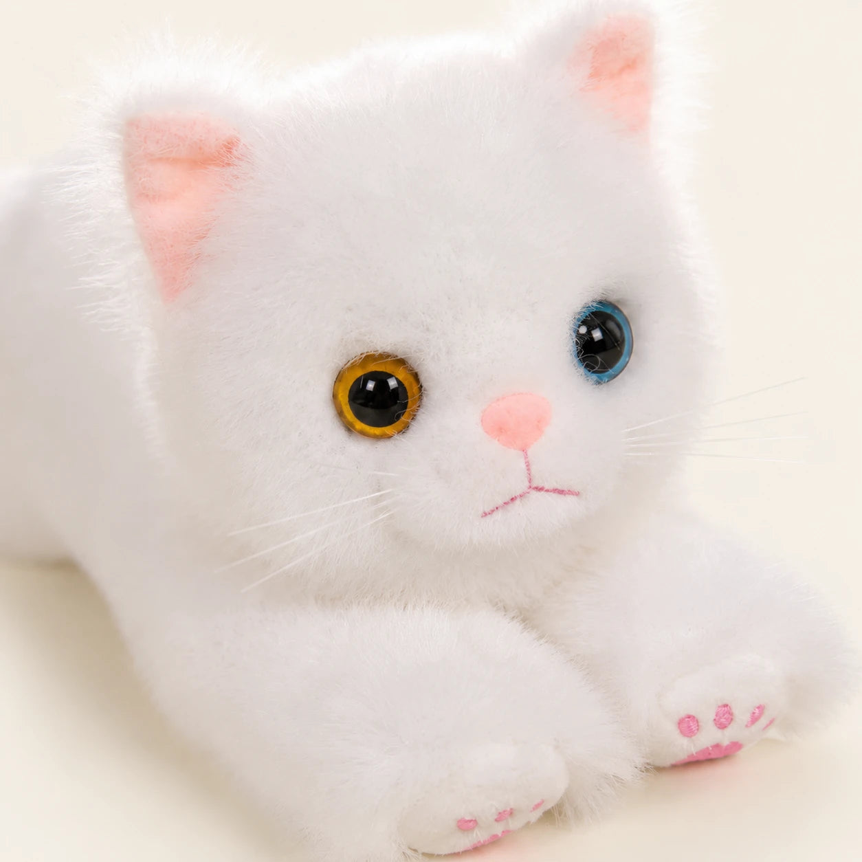 Peluche chat réaliste yeux vairons - détail visage