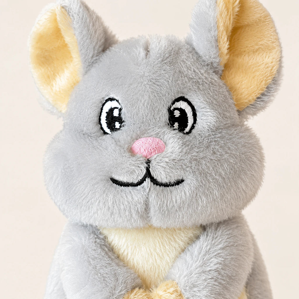 Gros plan du visage de la peluche souris, museau rose et grands yeux