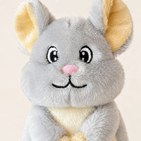 Gros plan du visage de la peluche souris, museau rose et grands yeux