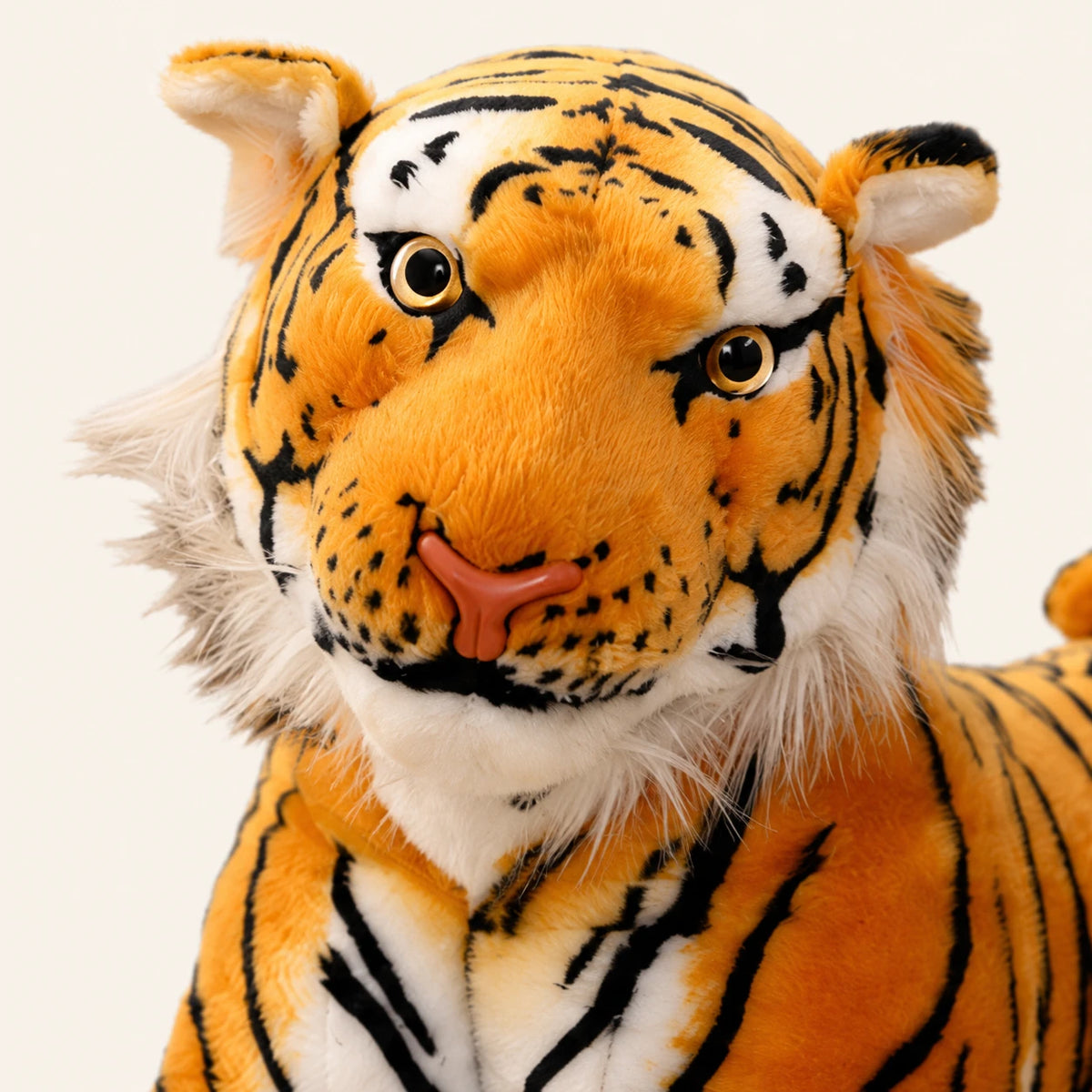 Gros plan sur le visage de la peluche tigre brun