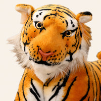 Gros plan sur le visage de la peluche tigre brun
