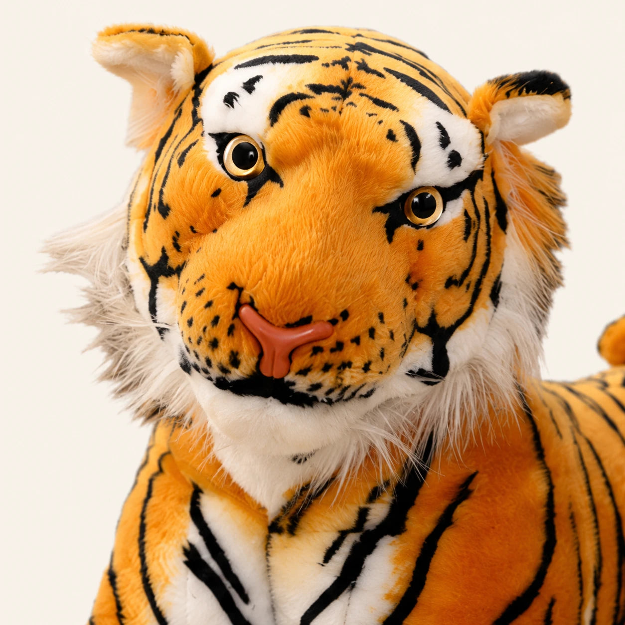Gros plan sur le visage de la peluche tigre brun